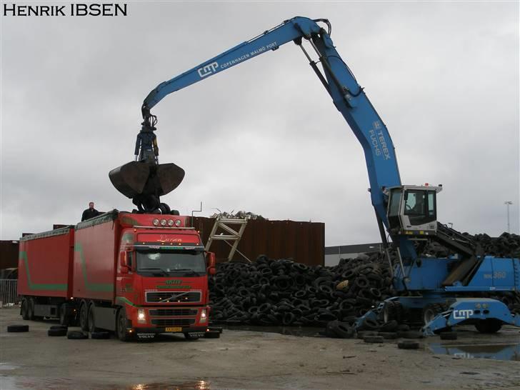Aktiv Containerservice - Så er vi ved at få et læs dæk på, ved S. Bulkhamnen i Malmö billede 99
