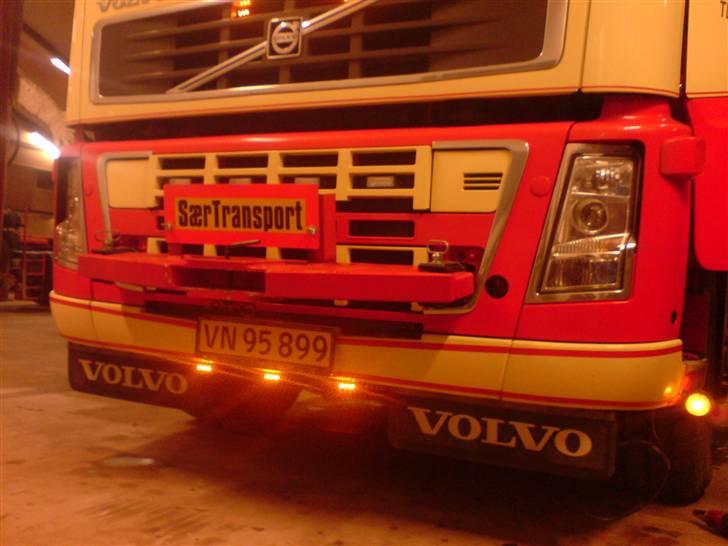 Volvo FH16 660 8x4 - Så kom der lige 3 dioder bokse nedenunden nr. pladen :-)
de er i nyt design og lyser perfekt op :-) billede 71
