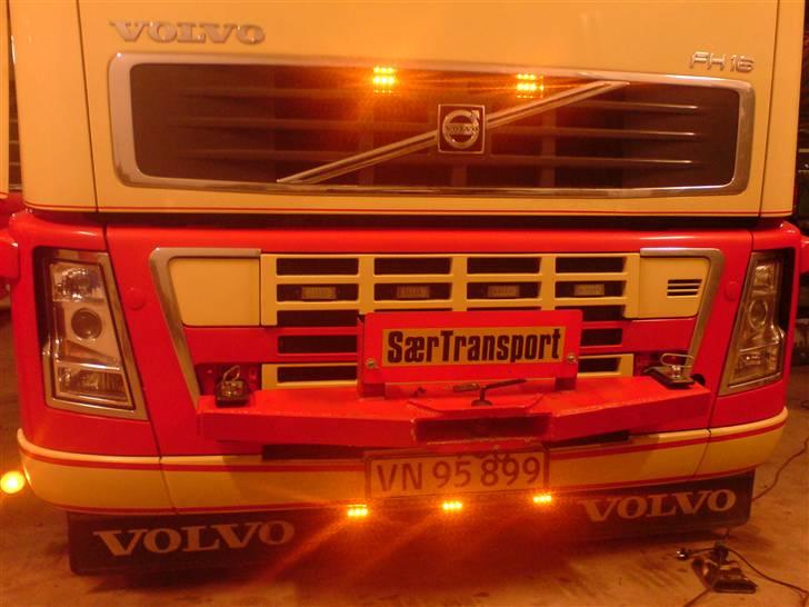 Volvo FH16 660 8x4 - Monterede de nye diode bokse oppe i grillen også så de 5 er ens. Der kommer 1 ud i hver side ved stenklapperne så det passer med de 5 lys oppe på taget. billede 72