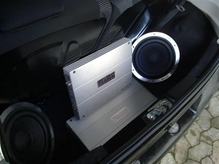 Aygo Bagagerums Projekt - Placeringen af forstærkere og bashøjtalere bliver noget i denne stil. 
Jeg har købt 1 Magnat RX44 forstærker til dørhøjtalerne og 1 Magnat RX Mono forstærker til de 2 Magnat AD250 bashøjtalere. billede 42