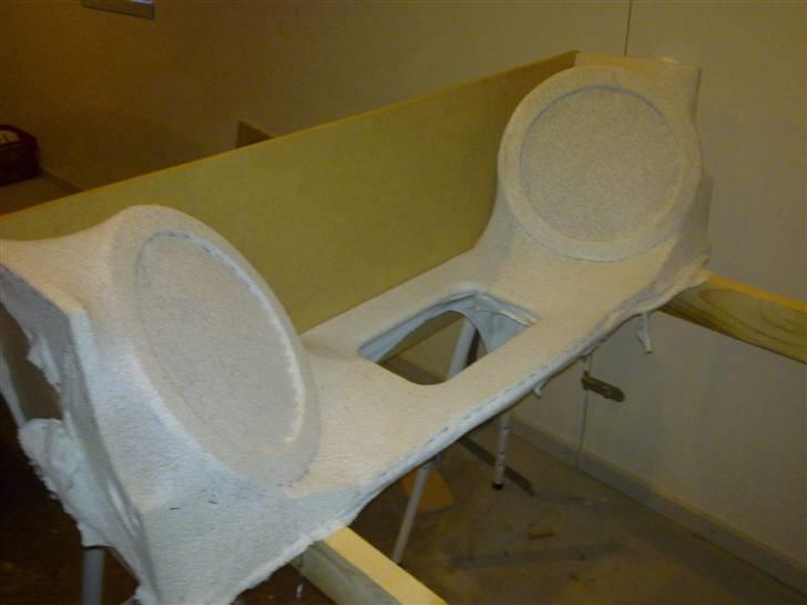 Aygo Bagagerums Projekt - Så skal der laves en bagplade, og lige som bunden bliver der skåret ud til min Magnat RX Mono forstærker billede 29