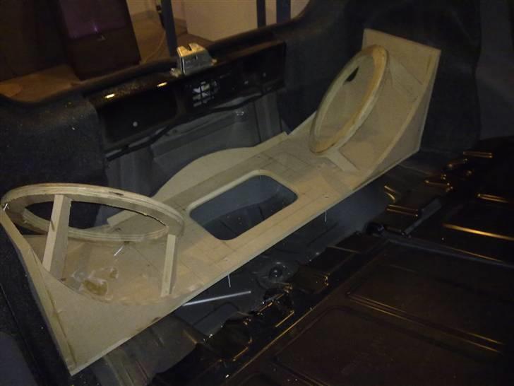 Aygo Bagagerums Projekt - Nu er ringene blevet stivet af med nogle træstænger og selve træskelettet af bunden er færdigt. billede 32