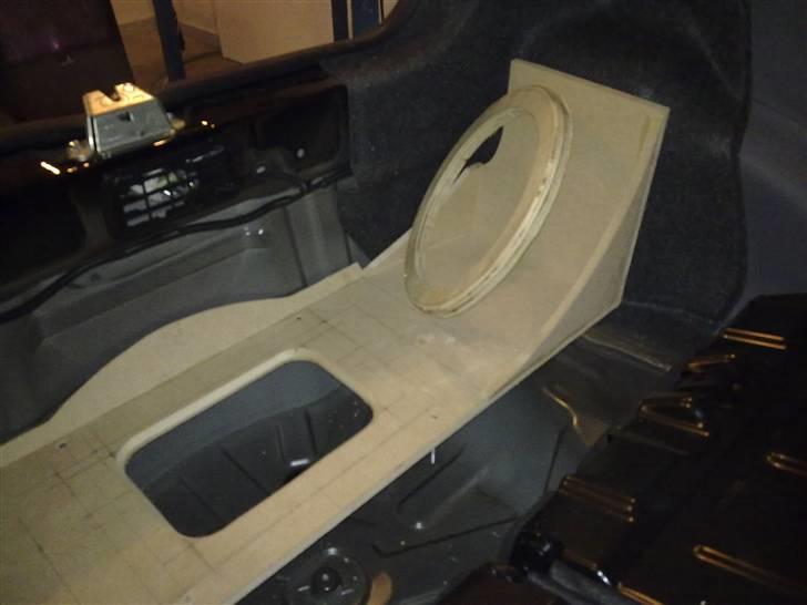 Aygo Bagagerums Projekt - Ringene er blevet sat fast med stifter og tilpasningen af fronten er blevet monteret. billede 33