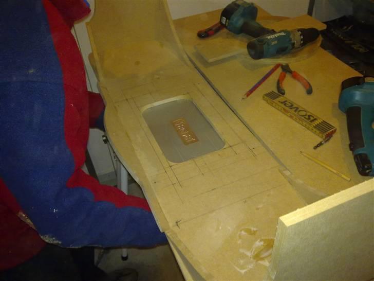 Aygo Bagagerums Projekt - Den bliver monteret her og kommer til at stikke ned i hullet til reservehjulet billede 34