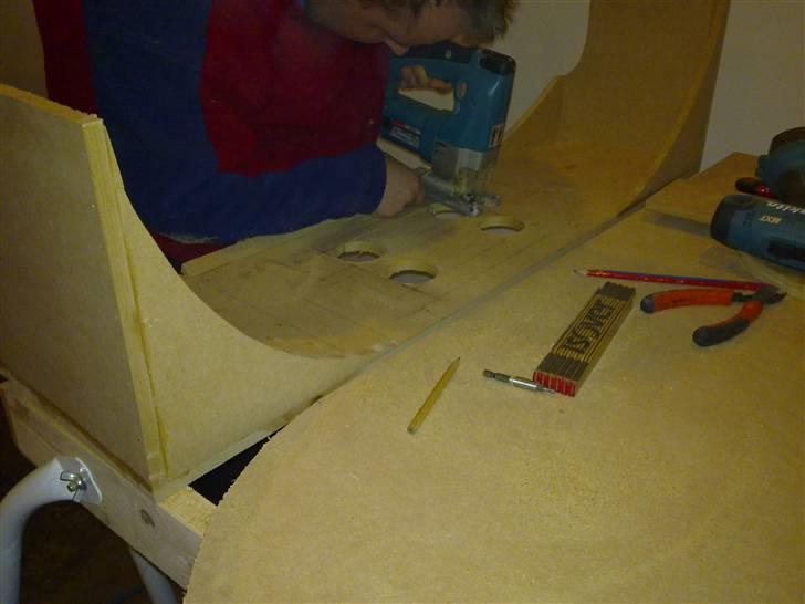 Aygo Bagagerums Projekt - Men første skal der lige lavet et hul så man kan se min Magnat RX44 forstærker billede 35