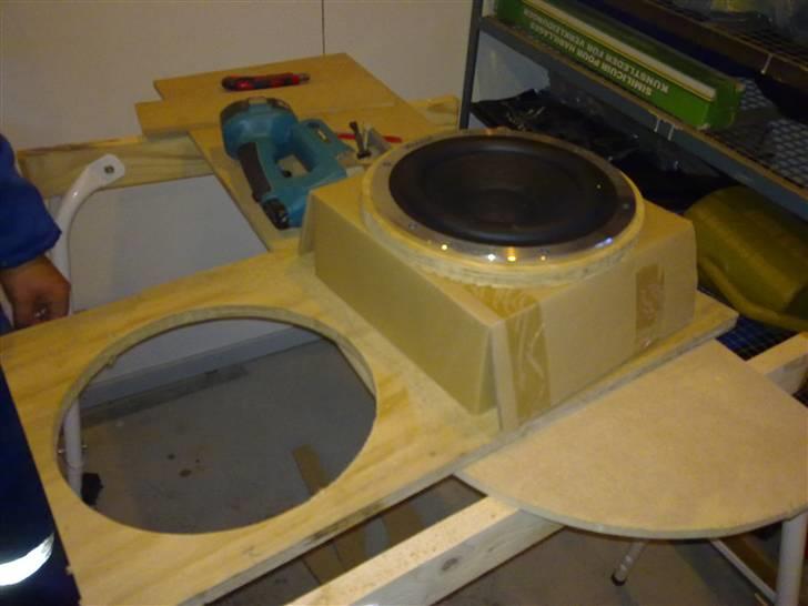 Aygo Bagagerums Projekt - To træringe i spånplade er blevet skåret. billede 37