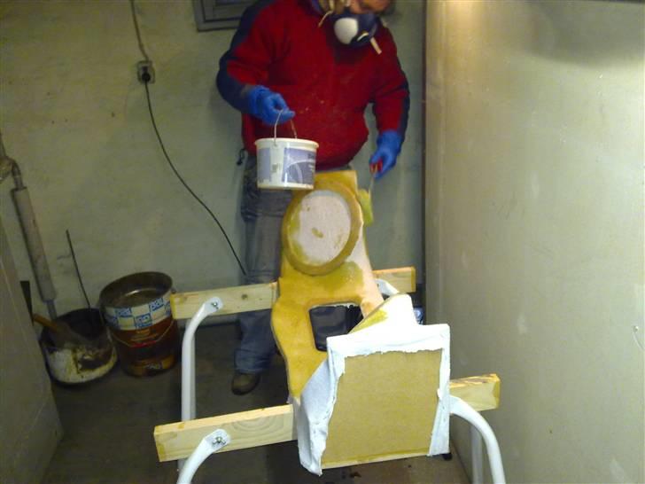 Aygo Bagagerums Projekt - Her bliver der smurt en polyester blanding på kassen. billede 25