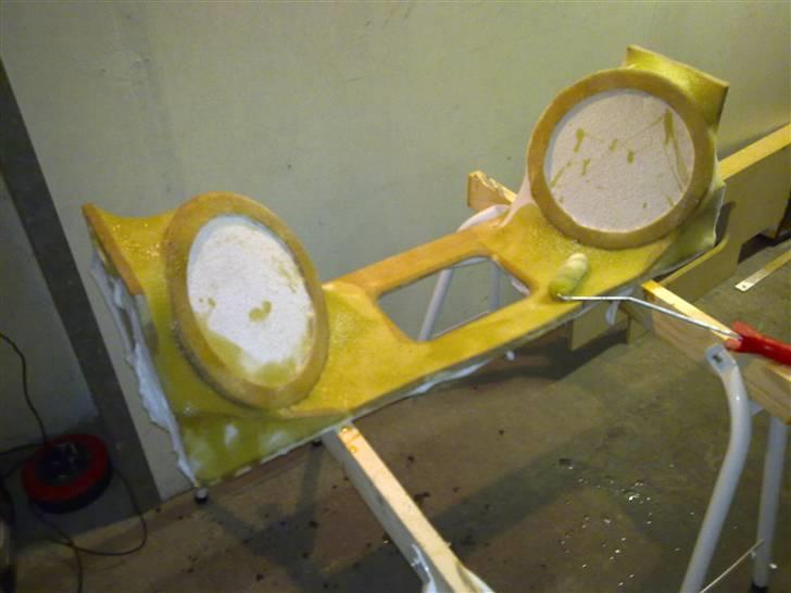 Aygo Bagagerums Projekt - Når det sidste er blevet smurt ind skal den stå og hærde ved 18 grader. billede 24