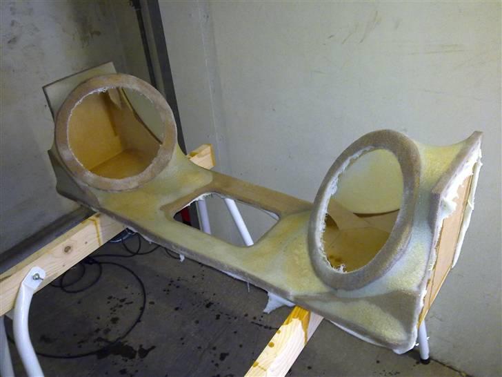 Aygo Bagagerums Projekt - Nu er den næsten hærdet helt op, og vi har skåret ud til basserne. Da det er nytårsaften er det alt vi nåede på 3. arbejdsdag. billede 23