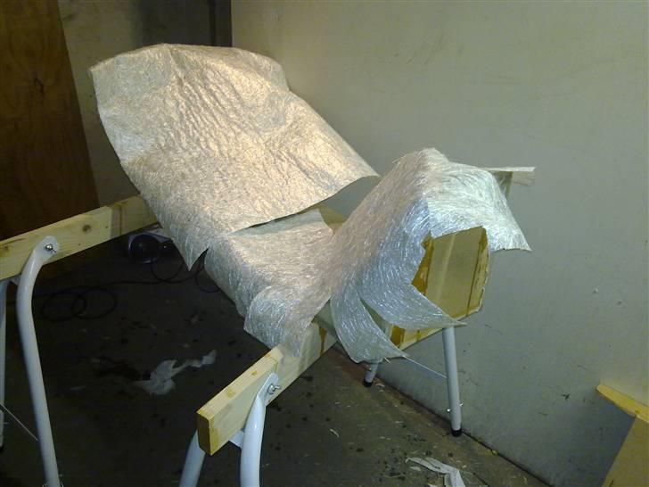 Aygo Bagagerums Projekt - Glasfiber bliver lagt på og klippet til så det passer. billede 22