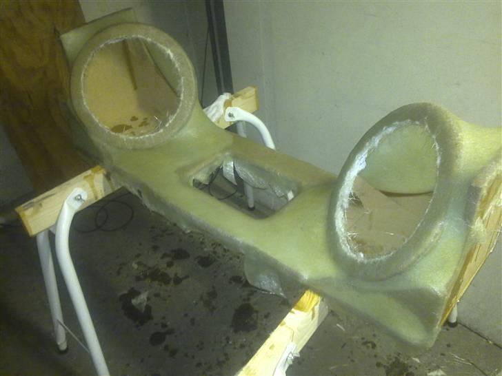 Aygo Bagagerums Projekt - Nu har den stået og hærdet og den overskydende glasfiber skal klippes af billede 20