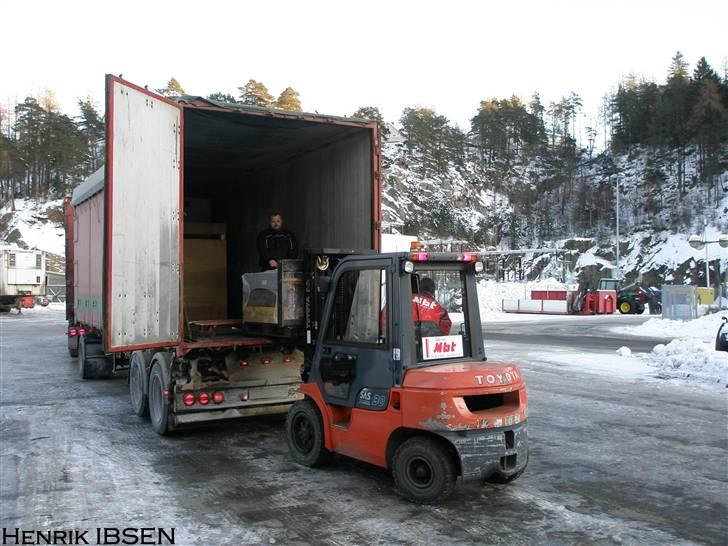 Aktiv Containerservice - Holder ved MBT i Mandal, hvor vi skal ha en enkelt pal med. billede 165