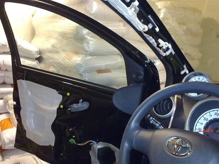 Aygo Bagagerums Projekt - Da vi ikke kan skrue bagagerummet sammen før vi har ordnet alle ledninger går vi igang med højtalerne i fordørene billede 15