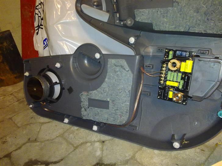 Aygo Bagagerums Projekt - Den nye højtaler i døren er noget dybere end den gamle, men den kan lige præcist være der, og delefilter fandt vi også en god plads til. billede 14