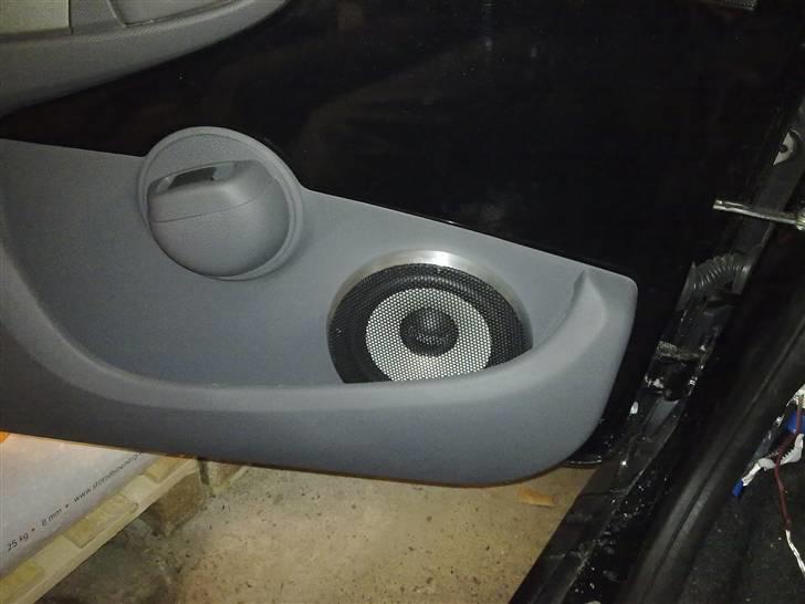 Aygo Bagagerums Projekt - Her er højtaleren i døren blevet monteret billede 13
