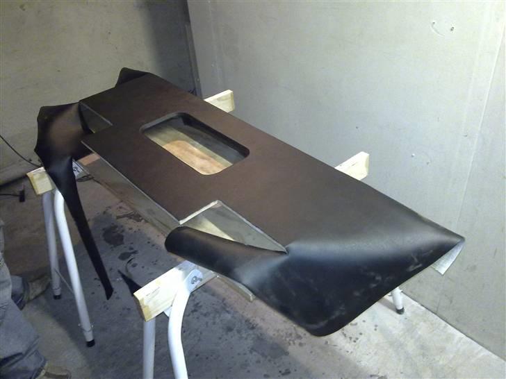 Aygo Bagagerums Projekt - Her er bagvægen blevet beklædt med læder. billede 10