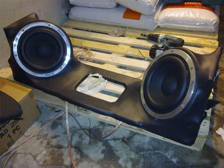 Aygo Bagagerums Projekt - Så er de to bashøjtalere monteret. billede 8