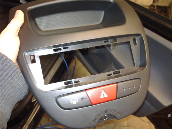 Sådan afmonteres radio i Aygo - Sådan ser den tomme ramme ud.
For at få plads til en 1DIN headuniet skal du bruge ramme den kan bl.a. købes her: http://www.astina.dk/product_info.php?cPath=47_389_523&products_id=102334&osCsid=i0klogndo82b7ks8mts5p1n2u3 billede 6