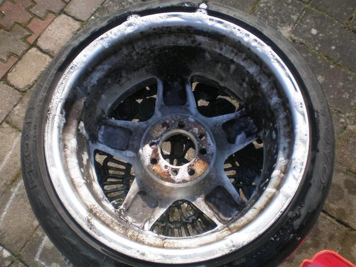 Renovering af fælge take 1 - Bagsiden var helt sort, ska slibes og ha primer og males blank sort billede 3