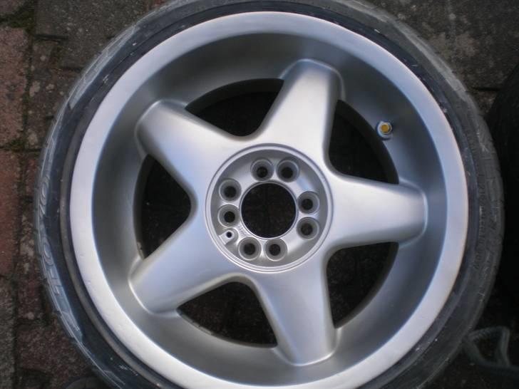 Renovering af fælge take 1 - Efter 2-3 lags fælg lak og guld alu støvventiler billede 13