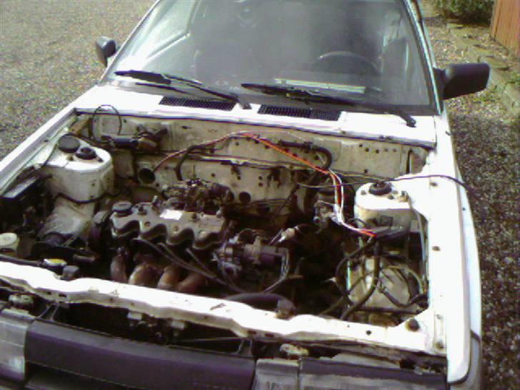 Motorskift til GTI 16v. - Her er kølerhjelmen taget af, motoren skruet løs så den kun hænger i ophæng og lige er til at ta ud.
 billede 1