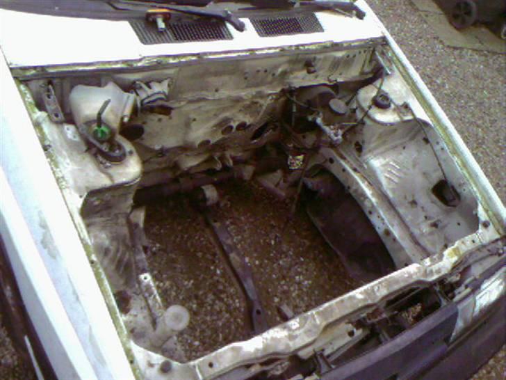 Motorskift til GTI 16v. - Troede vi kunne fikse noget sammen med de gamle ledninger i motor rummet, men nej..
ud med alle ledninger der oz.. :) billede 12