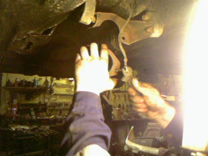 Motorskift til GTI 16v. - Ingen stres.. så laver vi nyt gevind, når man smider de andre skruer væk :p billede 20