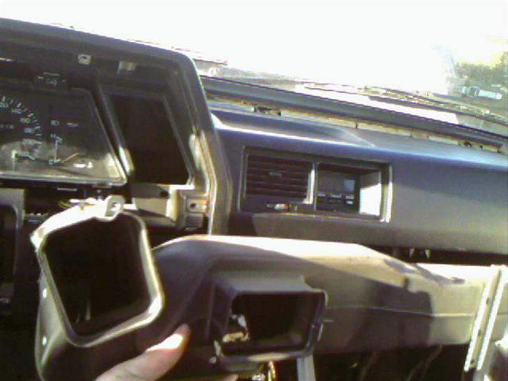 Motorskift til GTI 16v. - Så har jeg næsten fået samlet hele instrument bordet, men opdager så at jeg har glemt et rør, som sidder bag instrument bordet og leder varmen rundt.. 
ARGH Stres!! Af med lortet igen.. :( billede 23