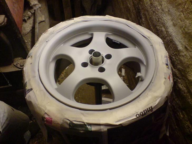 Rep. af fælge - Her med et friskt lag grunder. Grunder er motip fra Thansen billede 2