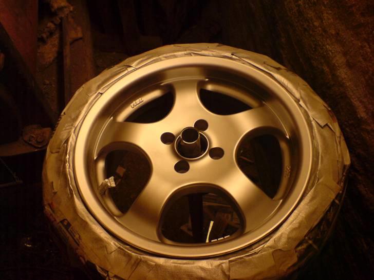 Rep. af fælge - Et billede af det første forsøg, med motip fra Thansen. Det ser fint ud på billedet, men den forstøvede meget og da det var lidt for varmt tørrede støven alt for hurtig og fælge blev helt ru:-( billede 3