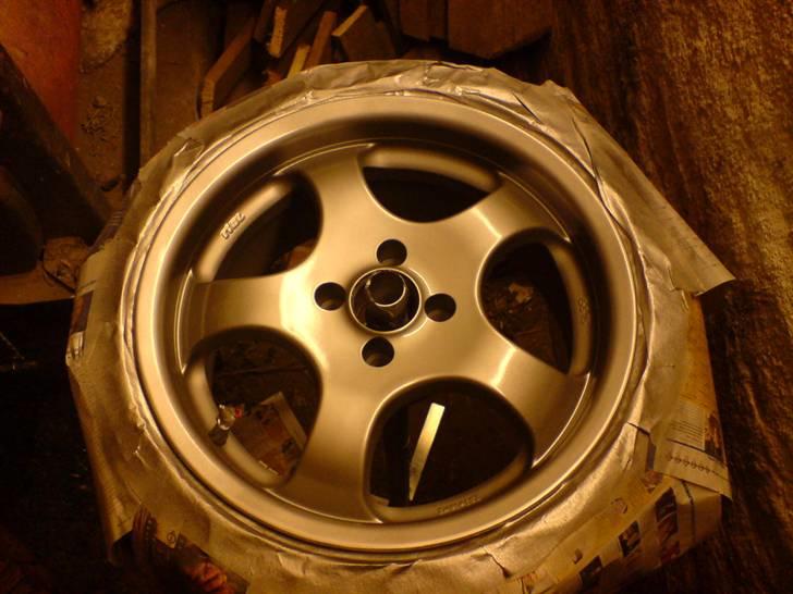 Rep. af fælge - Her er så andet forsøg, samme grunder men med autolak fra mekonomen, det var meget tykkere og flød bedre sammen.
Denne gang havde vi oss skruet lidt ned for varmen;-) billede 4