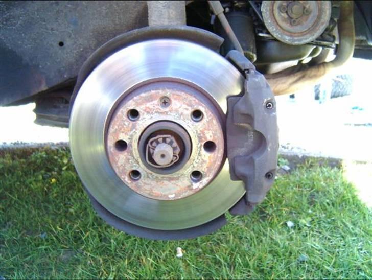 Skift af bremseklodser og skiver - Her er hjulet pillet af. billede 1