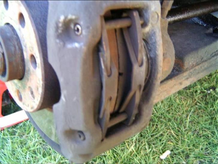 Skift af bremseklodser og skiver - De to rørsplitter skal bankes ud fra indersiden, det gøres med en 6mm dorn og en lille hammer. billede 2