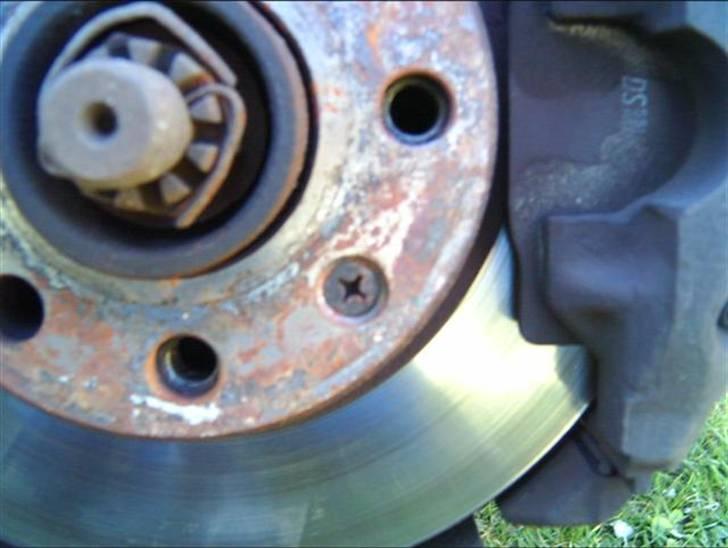 Skift af bremseklodser og skiver - Stjerneskruen skal ud hvis skiven skal skiftes. billede 3
