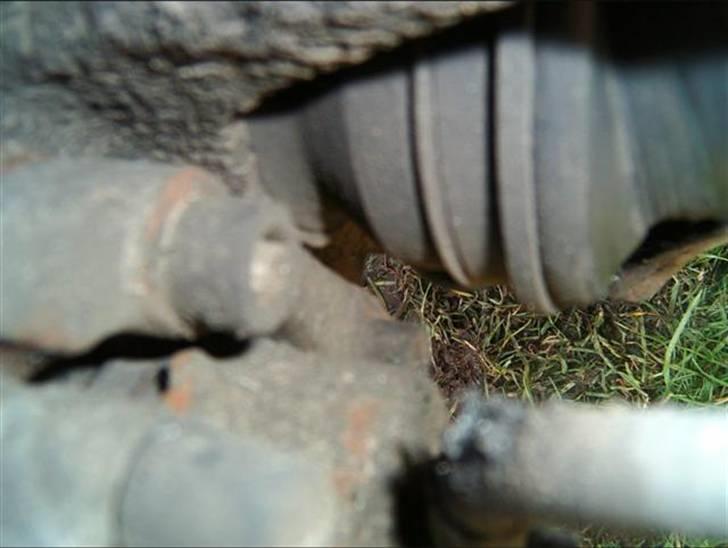 Skift af bremseklodser og skiver - Der sidder 2 10mm unbrako-bolte bagpå kaliperen, de skal først ud når klodserne er fjernet. Kun hvis skiven skal skiftes. billede 4