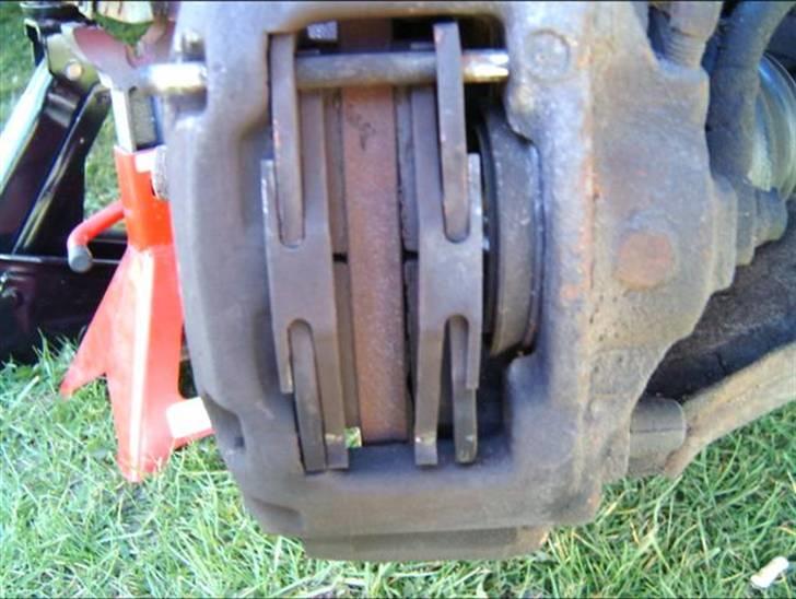 Skift af bremseklodser og skiver - Her er den nederste split banket ud, så kan man fjerne de to fjedre der ligger på klodserne. billede 5