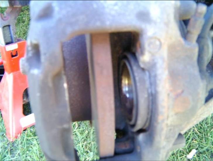 Skift af bremseklodser og skiver - Klodserne ude og stemplet presset ind. billede 7