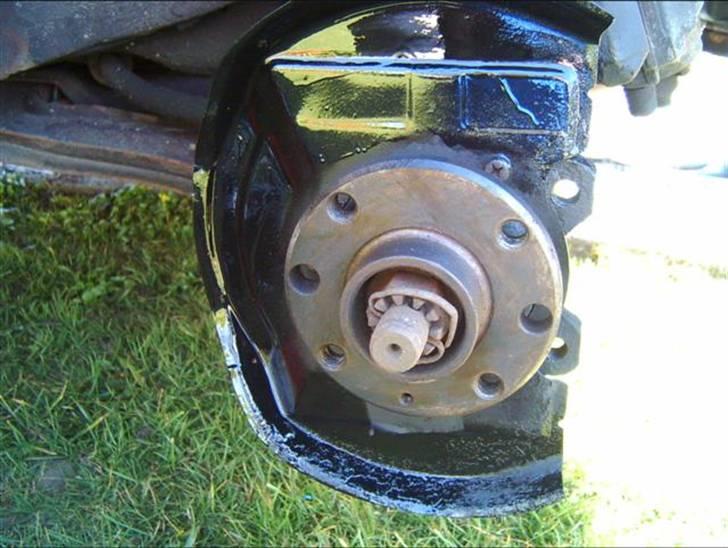 Skift af bremseklodser og skiver - Skiven og kaliperen er fjernet, og pladen renset med stålbørste og malet sort. (med varmefast maling) billede 9