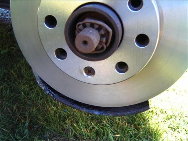 Skift af bremseklodser og skiver - Så sættes skiven på, skruen skal bare spændes så den ikke falder ud.

Det kan være en god ide at rense skiven. billede 10