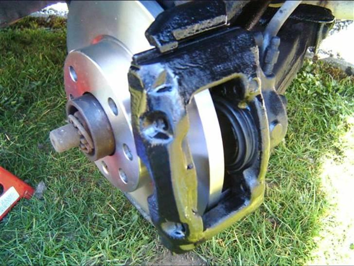 Skift af bremseklodser og skiver - Så sættes kaliperen på igen. (den blev også malet) billede 11