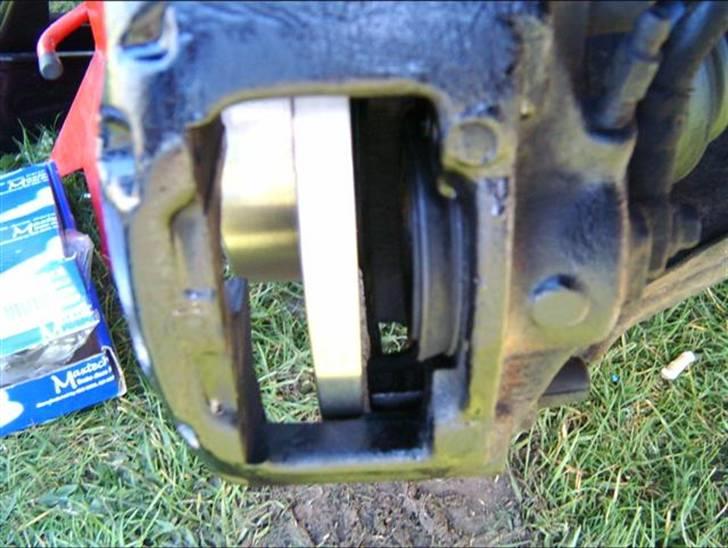 Skift af bremseklodser og skiver - Klar til at få klodser i. billede 12