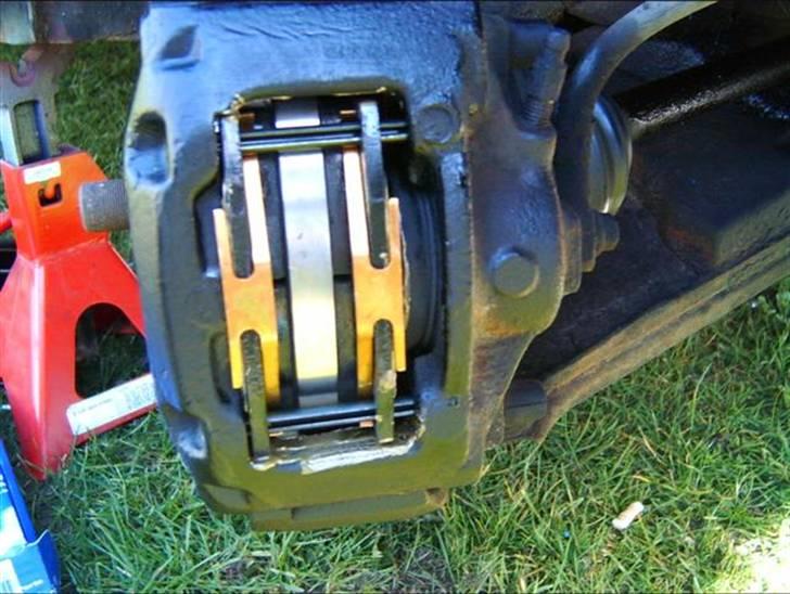 Skift af bremseklodser og skiver - Så skulle det gerne se sådan ud. billede 16