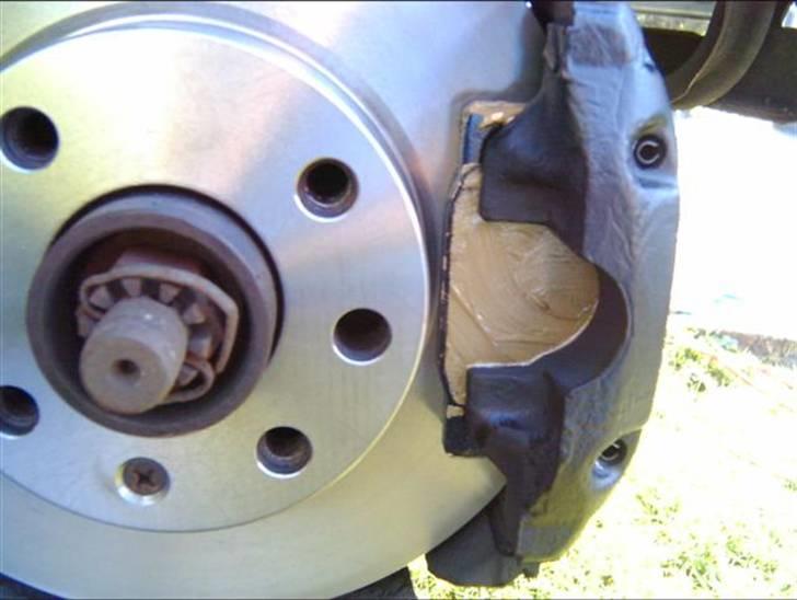 Skift af bremseklodser og skiver - Færdig, hjulet kan komme på igen. billede 17