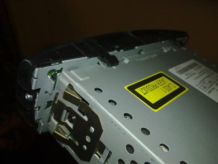 Sådan afmonteres radio i Aygo - Selve radioen sidder fast til rammen med 8 klips. billede 5