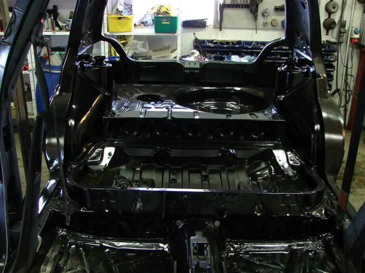 Golf 2 syncro projekt  - D.8-1-10 Bilen er blivet sandblæst for sidste gang og blevet metaliseret og har fået epoxy så den er klar til maler billede 44