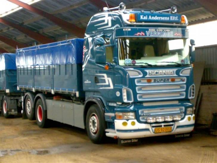 Lastbiler Kai Andersens eftf. - Kongens R500 inde i hallen på pladsen. billede 26