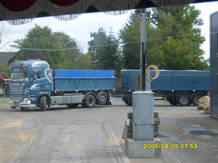 Lastbiler Kai Andersens eftf. - Kongen kører fra det gamle Carl Rasmussen i Ørsted. billede 74