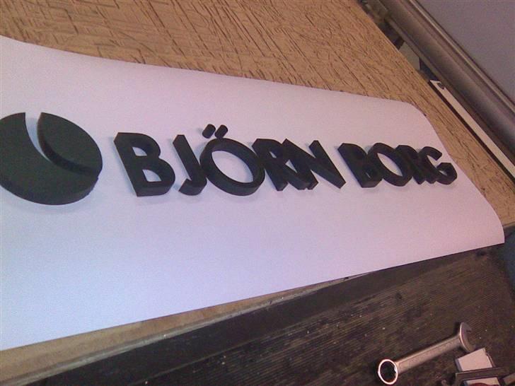 Lidt forskellige ting jeg har lavet.. - Logo cnc fræst i opskummet plast.. billede 3