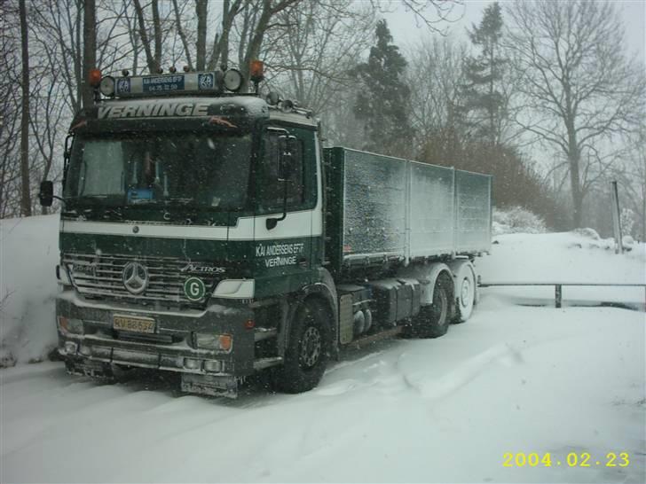 Lastbiler Kai Andersens eftf. - Min fars gamle actros inden han kørte galt og den blev malet om i kai andersens farver. billede 143