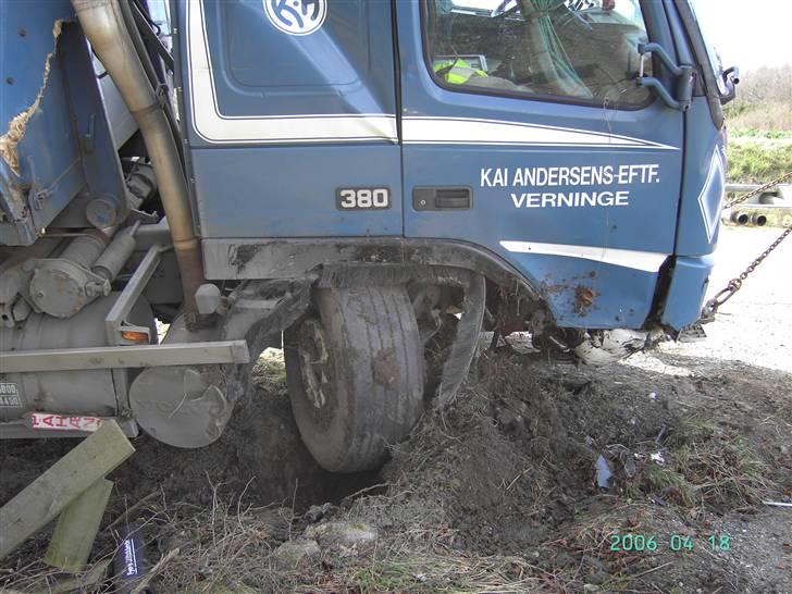 Lastbiler Kai Andersens eftf. - Det var den FM'er. Han kom lidt for langt ud i rabatten og med fuld læs og kanten var høj. Så han kunne ikke rette den op igen. billede 153
